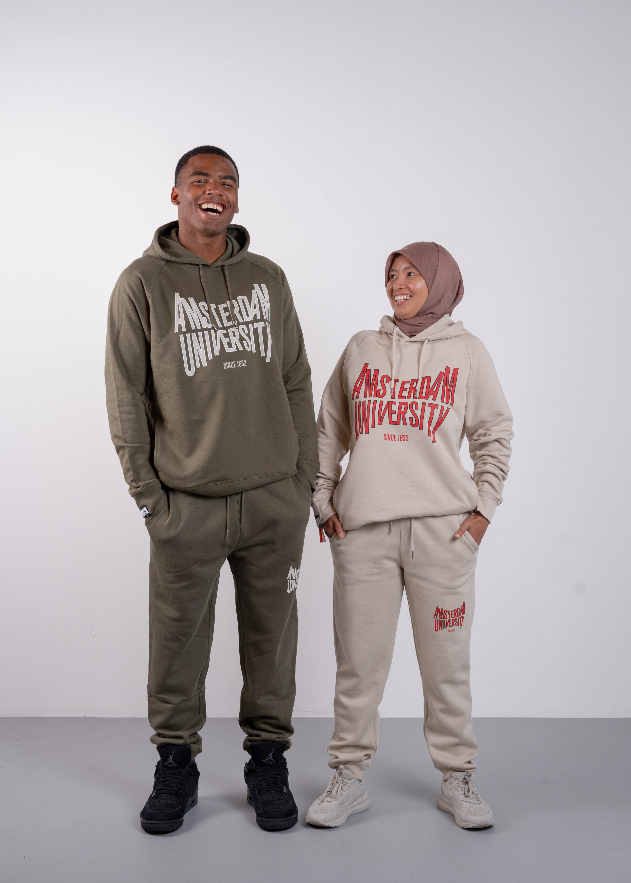 Hoodie uniseks met het unieke  Amsterdam University logo Khaki Groen