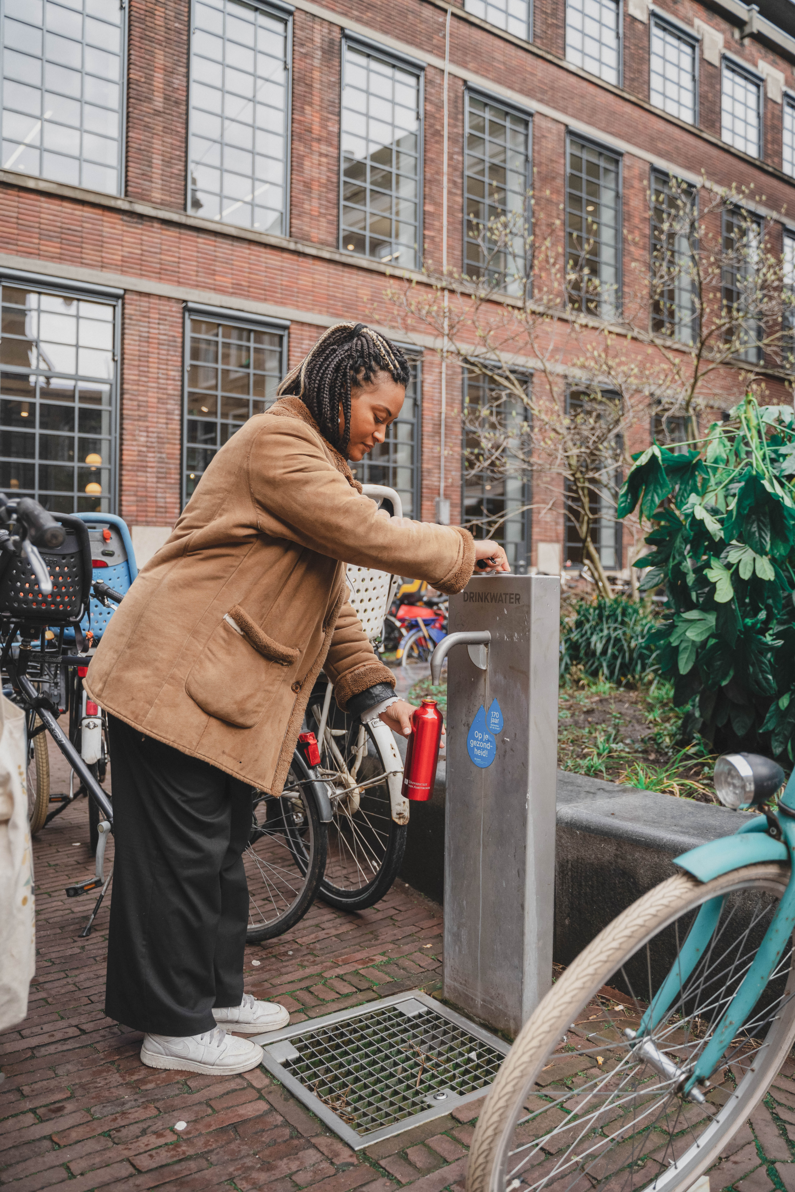 Waterfles gerecycled aluminium met het Universiteit van Amsterdam logo zwart-rood-wit