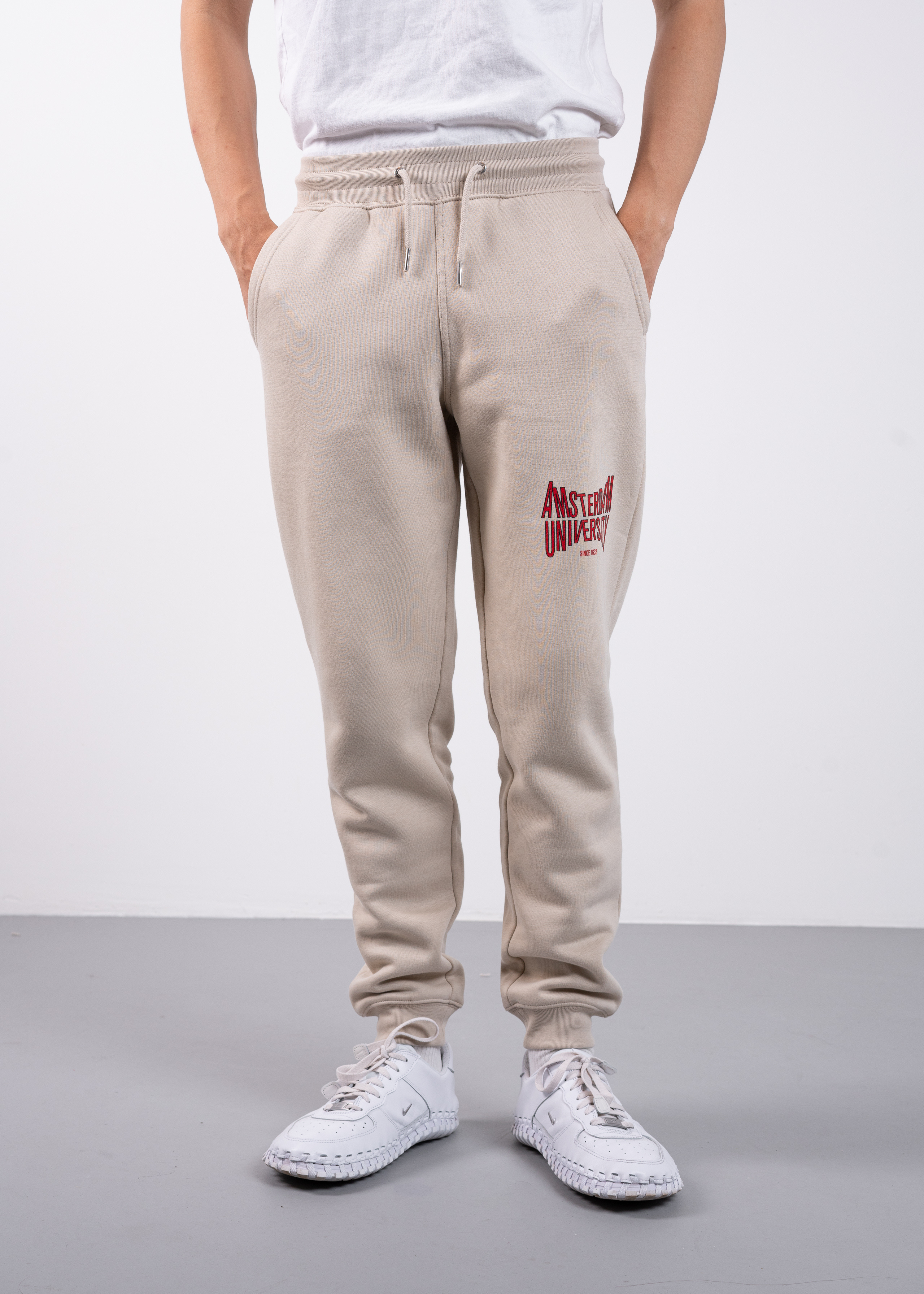 Sweatpants uniseks met het unieke Amsterdam University logo Desert Dust