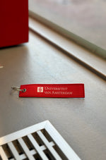 Sleutelhanger met het Universiteit van Amsterdam logo