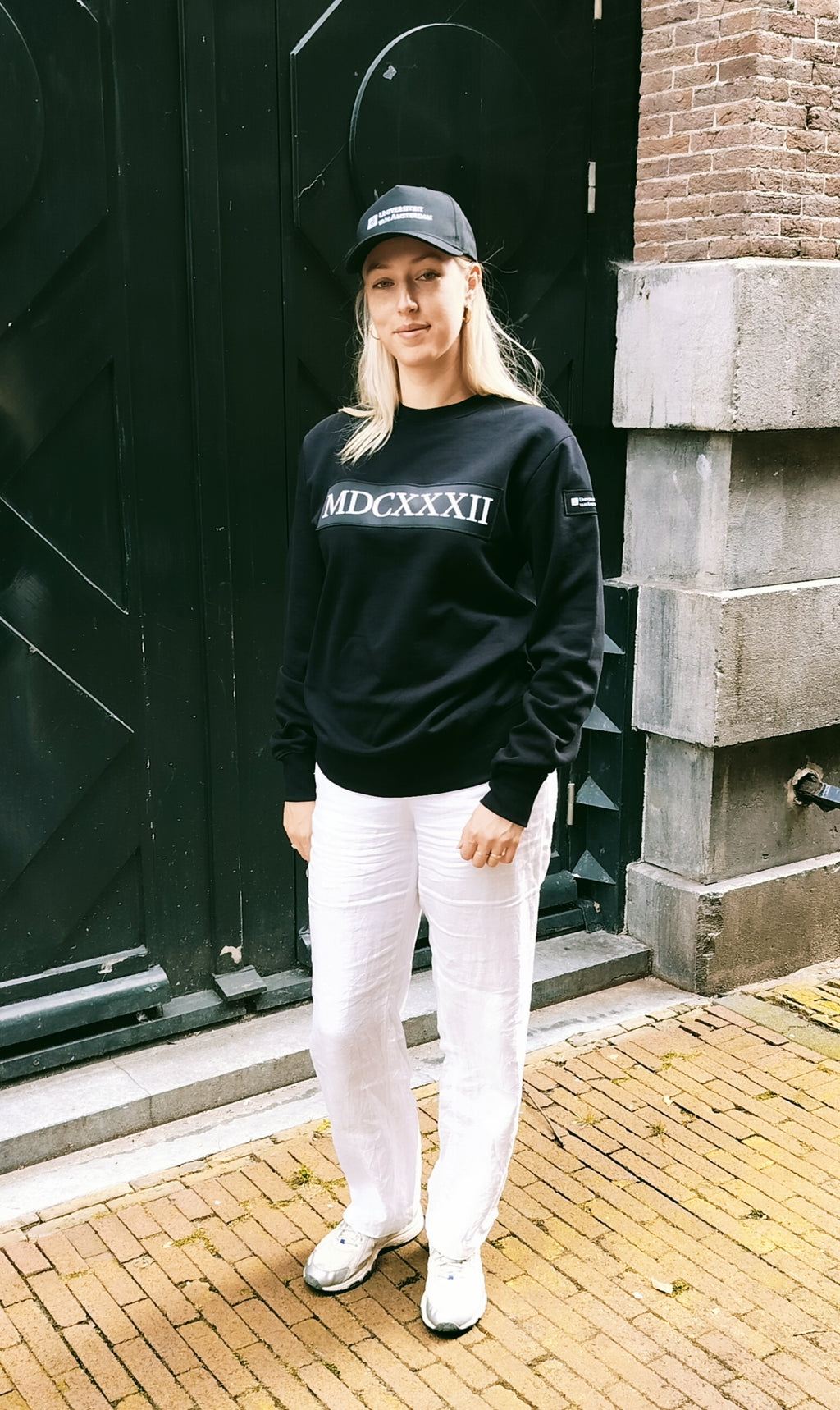 Limited edition sweater uniseks met het unieke 'MDCXXXII' logo