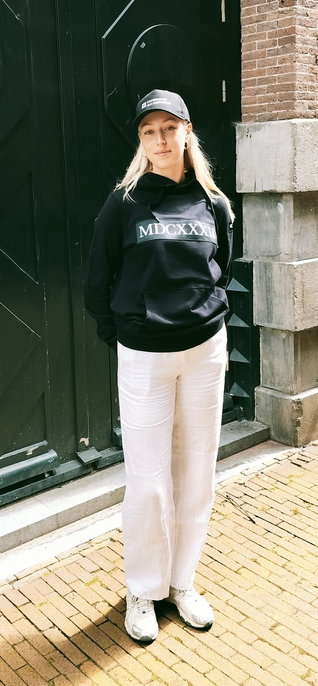 Limited edition hoodie uniseks met het unieke 'MDCXXXII' logo