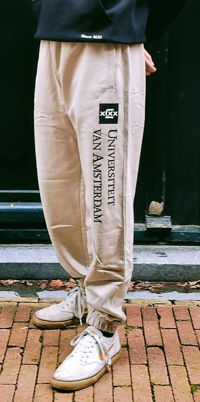 Unisex sweatpants with the University of Amsterdam logo desert dust