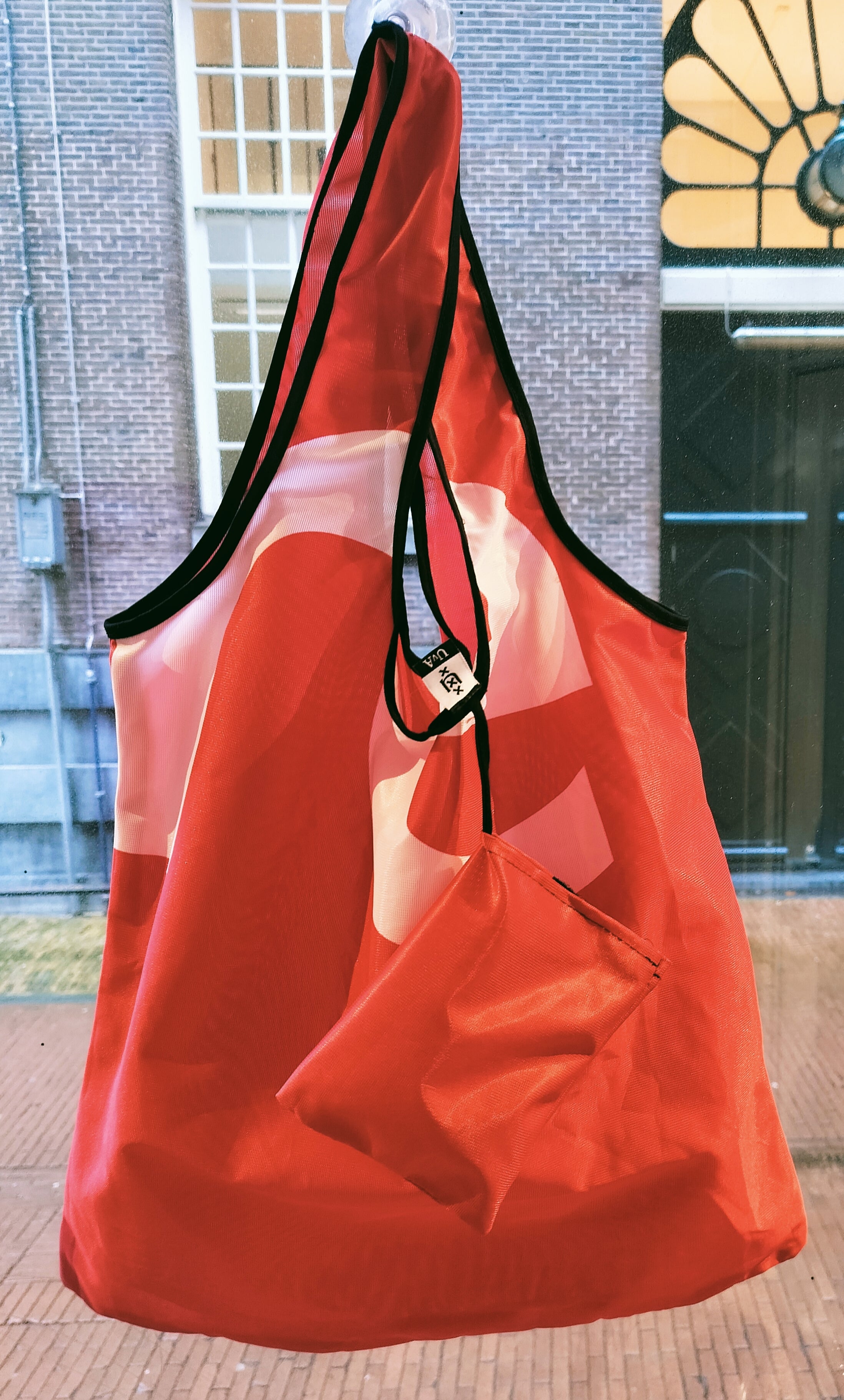 opvouwbare tote bag van gerecyclede UvA vlaggen